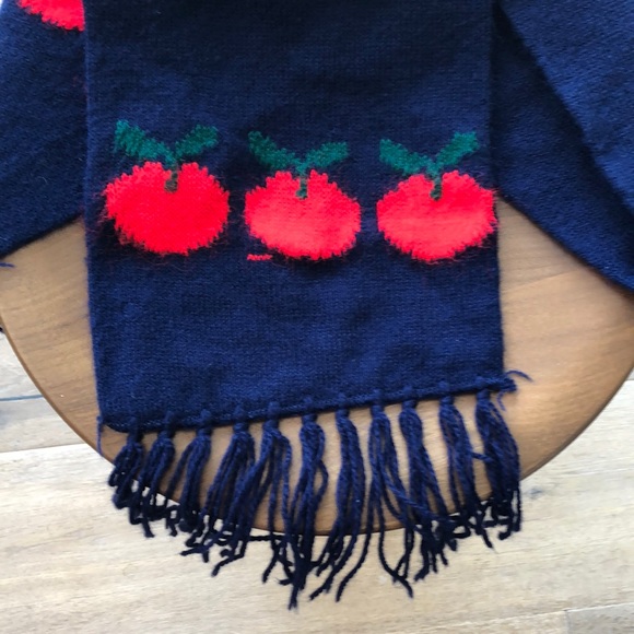 Vintage Apple Scarf and mittens - Picture 2 of 4